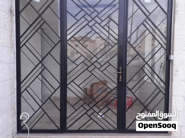 يتوفر لدينا كافه اعمال الحداده والديكورات ابواب وشبابيك ودربزينات وطاولات وكراسي
