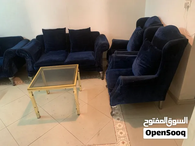 صالون مستعمل مع طاولتين. ودولاب احذيه. + طاولة تلفزيون واغراض اخري للبيع لداعي السفر اليوم