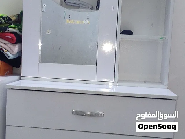 ميز اغراض وملابس للبيع السعر 55