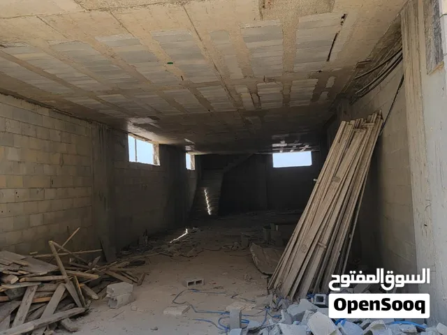 متوفر مخزن مميز لليبع في شارع الاستخبارات نابلس مساحته 176 متر مع سدة وساحة واسعة امام المخزن