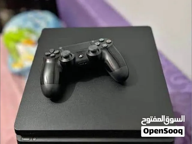 بلايستيشن 4 ب 550 معه يدين في يد الانالوج اليمين خربان و الثانيه سليمه والجهاز مافيه مشاكل ولا اي اع