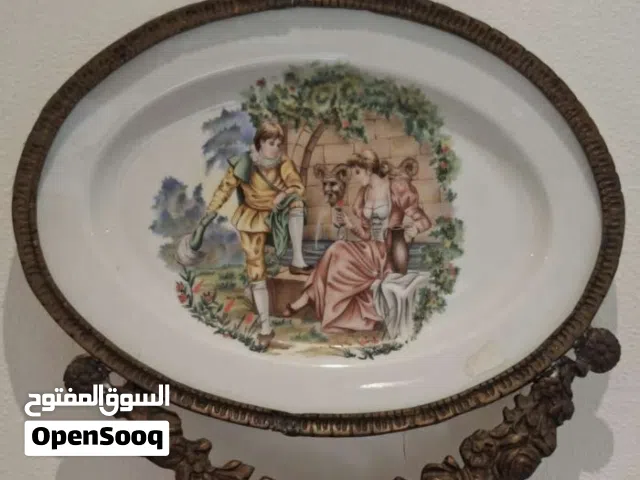 ديكور بورسلان كلاسيكي مع حامل معدني مزخرف