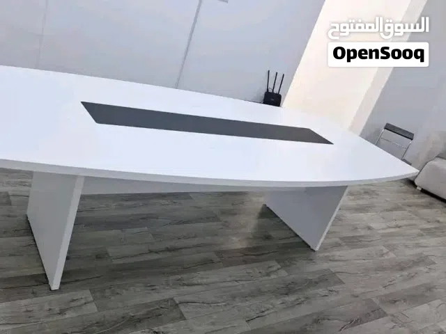 طاولات اجتماعات بعدة تشكيلات ومقاسات
