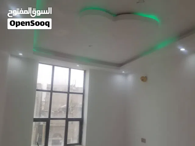 مووجود غرف عزاب جديد وشقق في الدايري قريب الجامعات كل واحد وقدرته