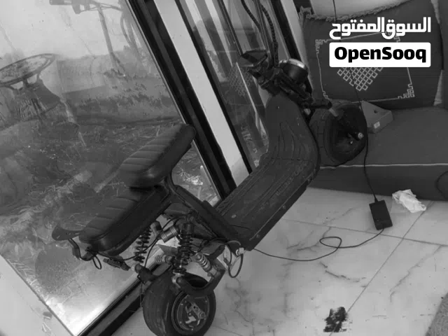 سكوتر هارلي مافيه شي بس يباله تاير و مركب له بطاريه اقول باقي تفاصيل خاص