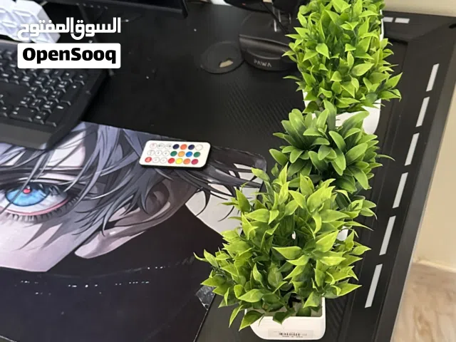 للبيع طاوله كاربون فايبر مع الكرسي +ماوس كيبورد + سماعه وقاعده + ماوس باد قصير + سماعه صوت
