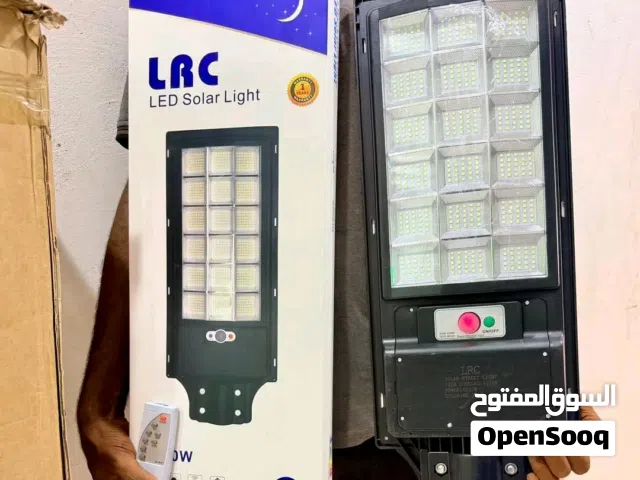 -كشاف محيطي ذكي من شركة LRC العالمية يشحن بطاقة الشمس يحتوى على لوحة انارة بها 882 ليد مضغوط