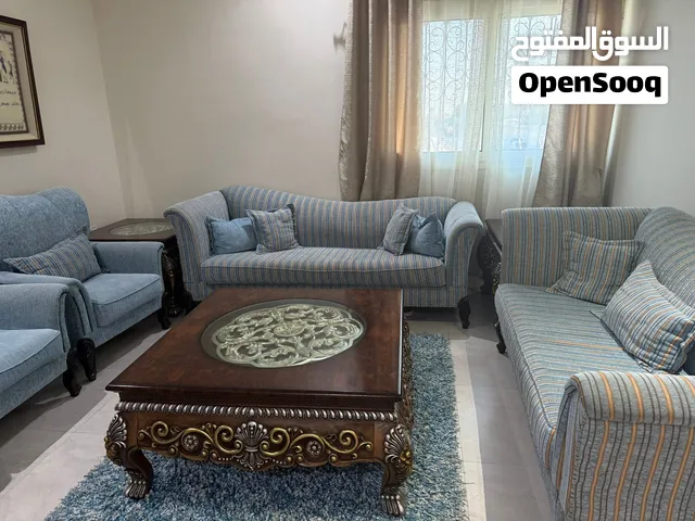 طقم كنب وطقم طاولات وسجادة للبيع ب2000 ريال