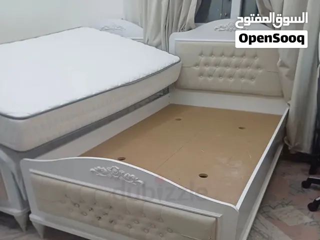 عدد 2 سرير للبيع مع مراتب من هوم سنتر