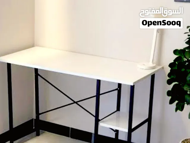 ميز دراسي نضيف