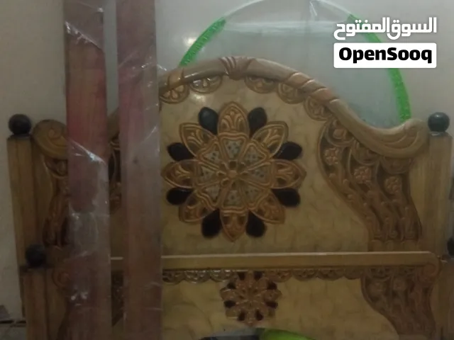 سرير خشبي كبس نحت نظيف جدا