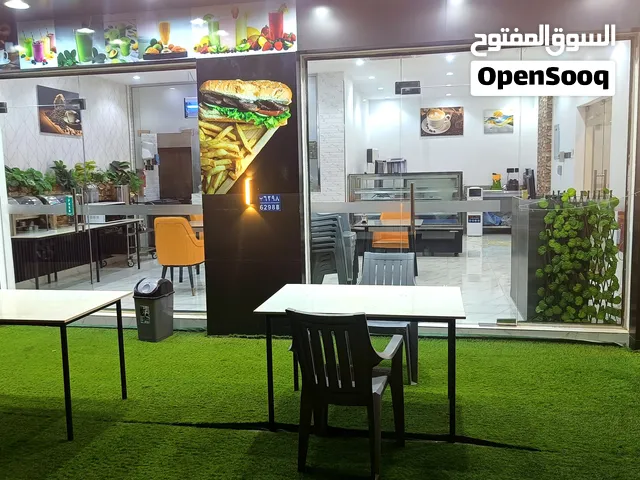 داخل فندق وعلى الشارع مباشره جميل جدا وشبه جديد