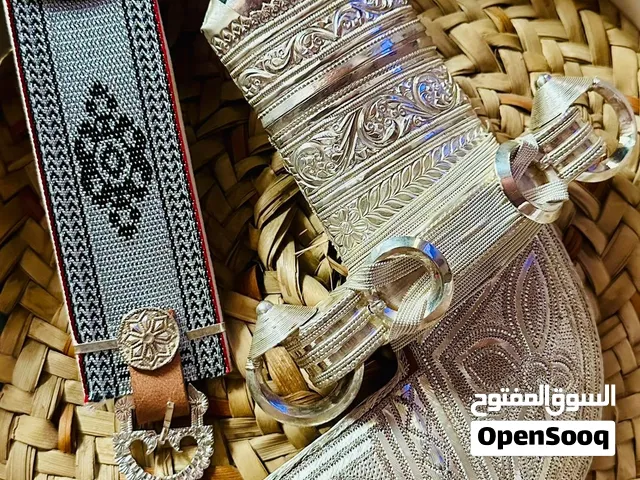 خنجر مقاس كبير مقاس 6 شغل طيب مع حزاق زاري وبكس لحفظ الخنجر القرن هندي