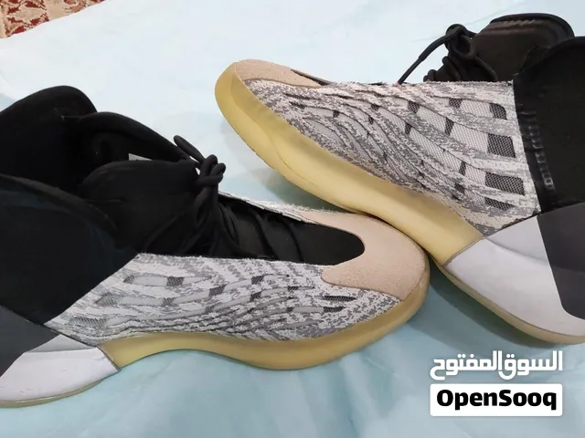 بوط yeezy مقاس 44