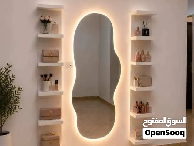 ركن الجمال اللي تحلم به كل أنثى   مرآة بطول كامل بإضاءة مخفية ساحرة، خلفية رخامية فاخرة، و 6 رفوف