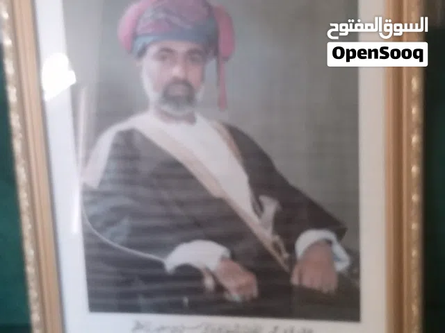 يوجد لوحة للمغفور له السلطان راحل طيب الله اثرة