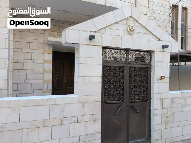 للبيع في إربد طابق أرضي ضمن عمارة سكنية بمساحة 208م2 بمدخل مستقل له أربع واجهات على كامل العمارة .