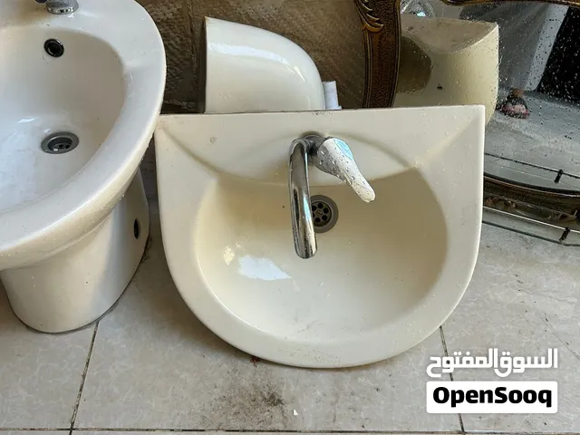 بيديه الحمام، حوض غسيل مع صنبور ومرآة بلون بيج فاتح .