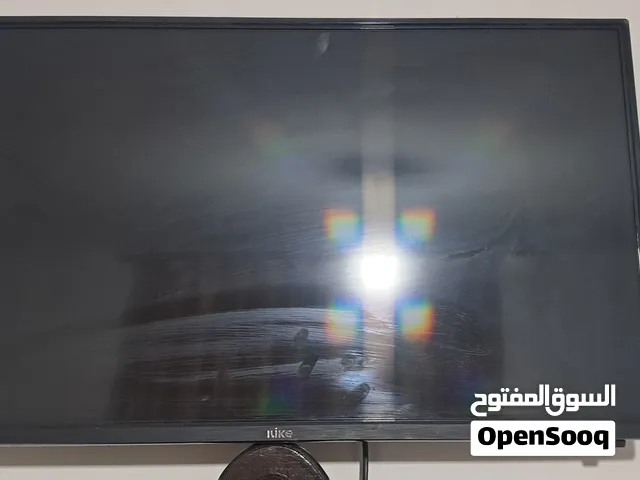 شاشه 32 بوصه نظيفة مع ريموتها والقاعدة الحائط