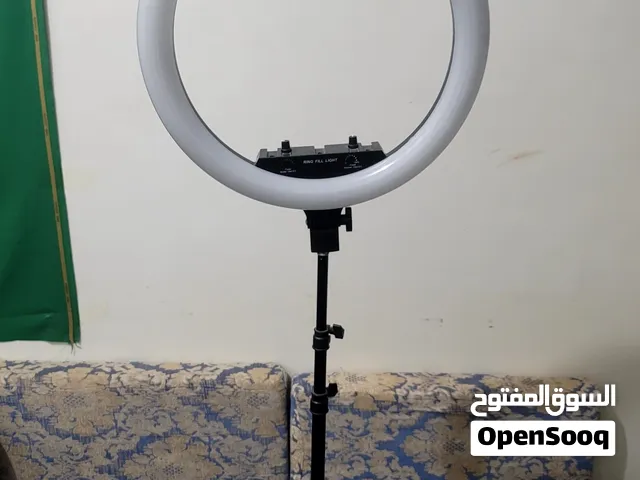 إضاءة Ring light مستخدمة..