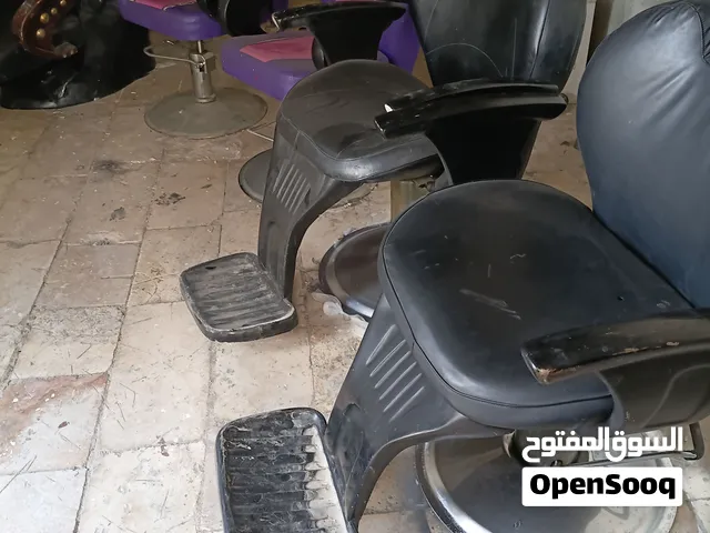 كراسي صالون حلاقه لرجال او لسيدات عدد خمسه منهم كرسي مغسله شعر وجهاز بخار بشره