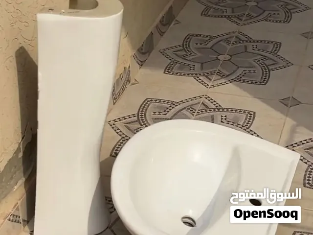 مغسلة سيراميك مع قاعدة (Pedestal) ماركة Arton Cerami.