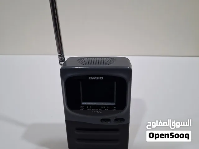 Casio TV-100، تلفزيون محمول صغير قديم يعمل  بنظام البث التناظري VHF/UHF، و