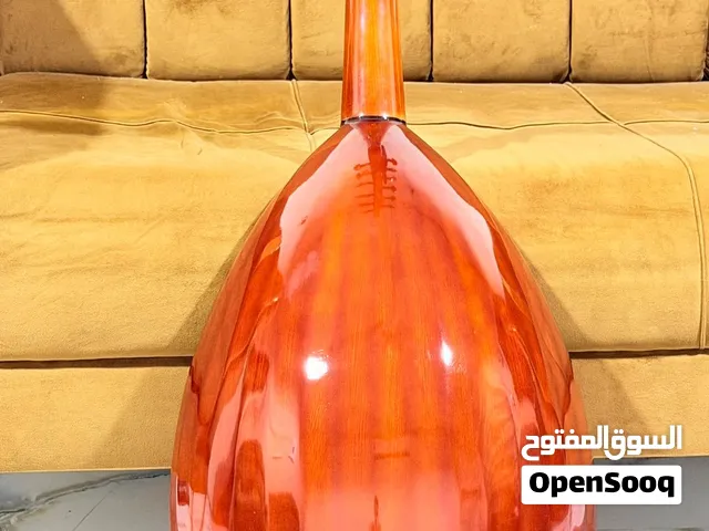 آلة عود جديدة تماماً، مصنعة من خشب القاروط السوري