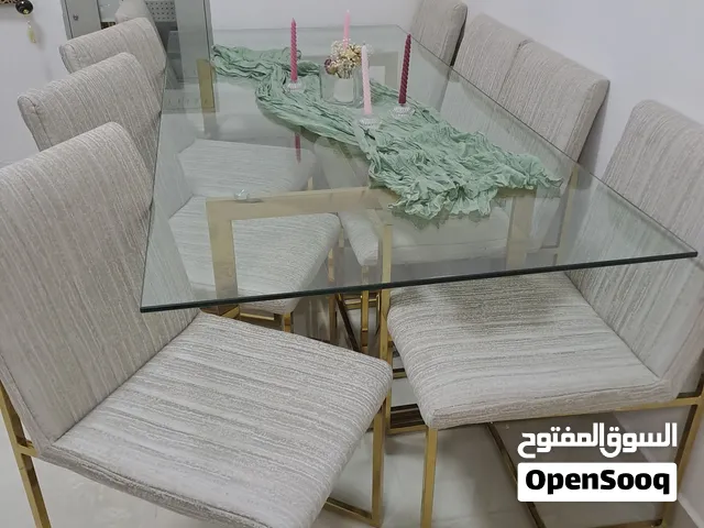 طاولة طعام زجاجية أنيقة 8 أشخاص بحالة ممتازة ماركة معروفة