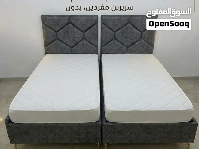 سريرين مفردين بحالة ممتازة المقاسات لكل سرير: الطول 200 سم × العرض 90 سم.