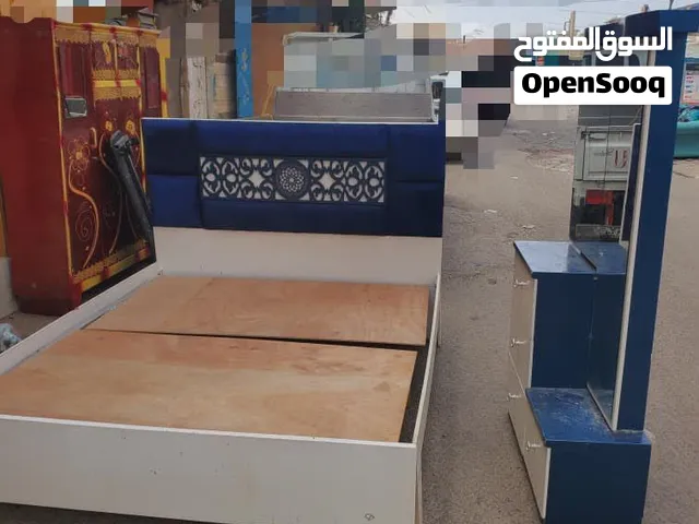 سرير ماليزي مع التسريحه مستخدم نظيف  جدا طبعا مقاس السرير 160 في 190 وسعرالكل 65 الف
