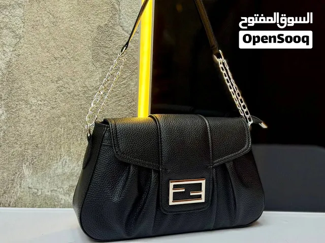 شنطة فيندى حجمها حلو جدا معاها استراب كروس