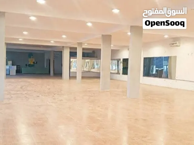 صالة تحارية على شارعين في افضل موقع استراتيجي في شارع فينيسيا