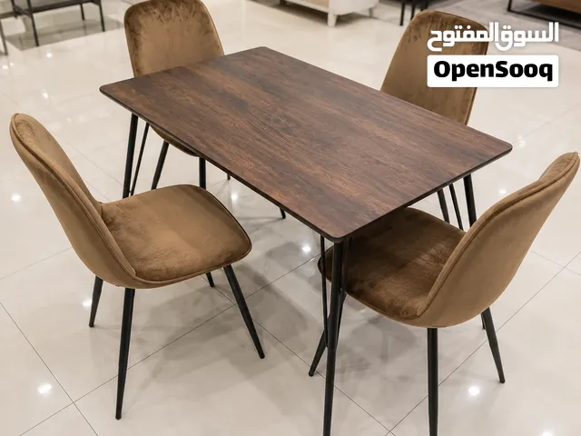 طقم طاولة طعام خشبية فاخرة مودرن مع 4 كراسي مخملية - تصميم أنيق ومتين جداً