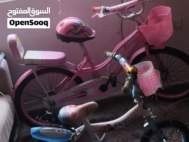 دراجة هوائية باللون الزهري و باللون الازرق