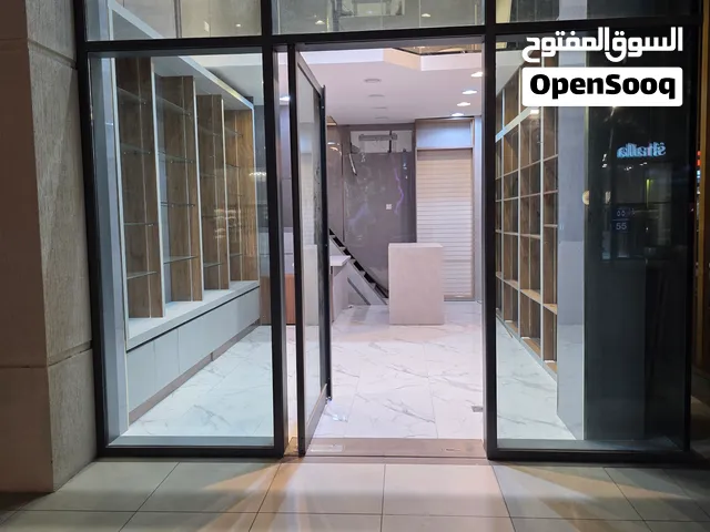 فرصة مميزة محل مع ديكور جاهز للاخلاء