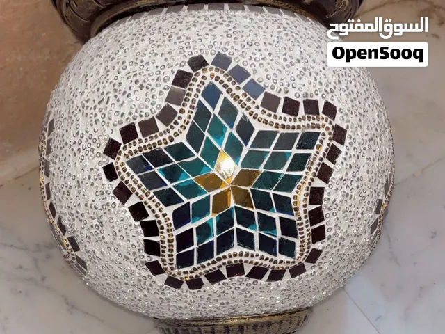 ثريات سقف + طاولة للبيع بحالة ممتازة