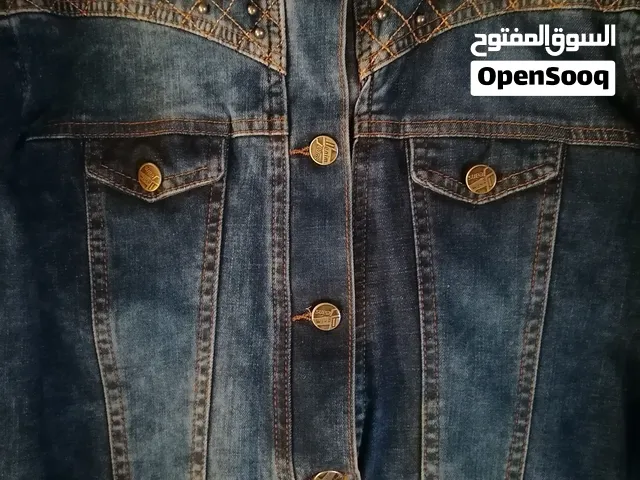جاكيت جينز قصير