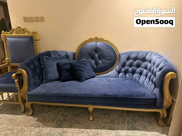 كنب كبير يتسع ل 4 اشخاص او اكثر كنبتين مفردة
