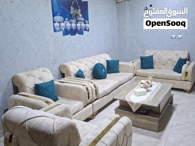طقم كنب 7 مقاعد بحالة ممتازة استعمال خفيف جدا ثقيل . مقاعد قابله للازاله وسهلا التنظيف