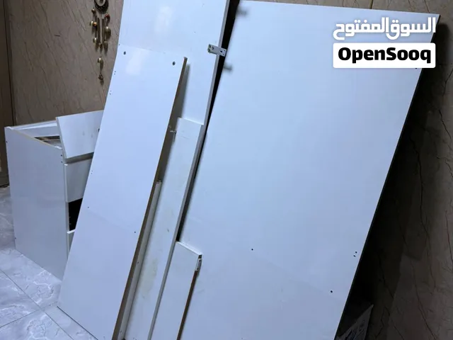 ميز حرف L مستخدم نظيف بدون كسر لون ابيض ثلجي
