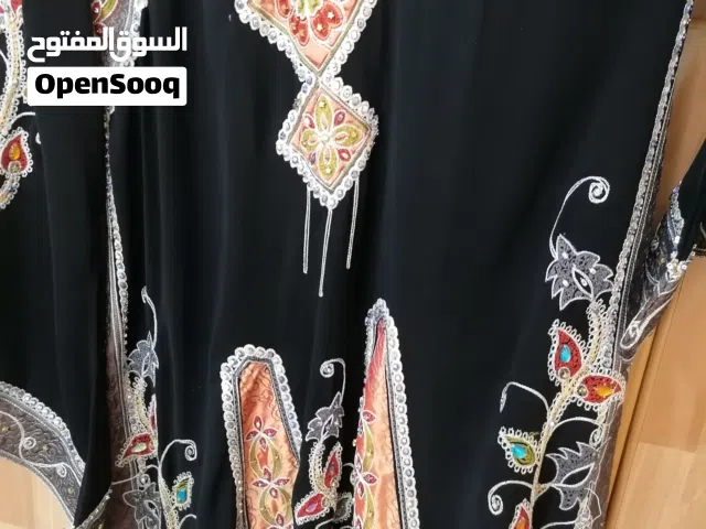 ملابس  عبايات واثواب وفساتين  مقاسات كبيره ومتنوعه ومريحه جداً قماشه ثقيله وناعمه...