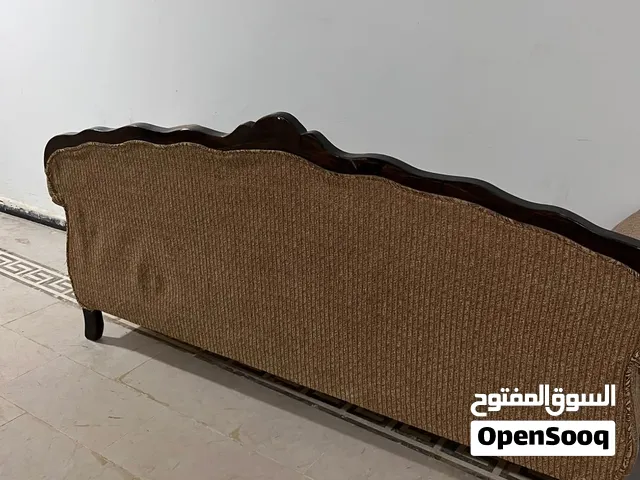 خزانه 3طرفات وخزانه ظرفتين طابقين ب100 دينار وطاولتين تلفزيون ب40دينار