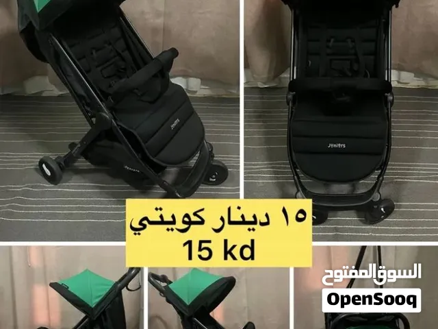 عربة أطفال مريحة وخفيفة الوزن، وهي معروضة للبيع، ذات هيكل معدني، ومزودة بمظلة، ومسند ظهر
