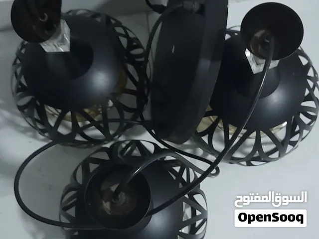 ثريا سقف لون اسود انارة صفراء  ليس لها مثيل