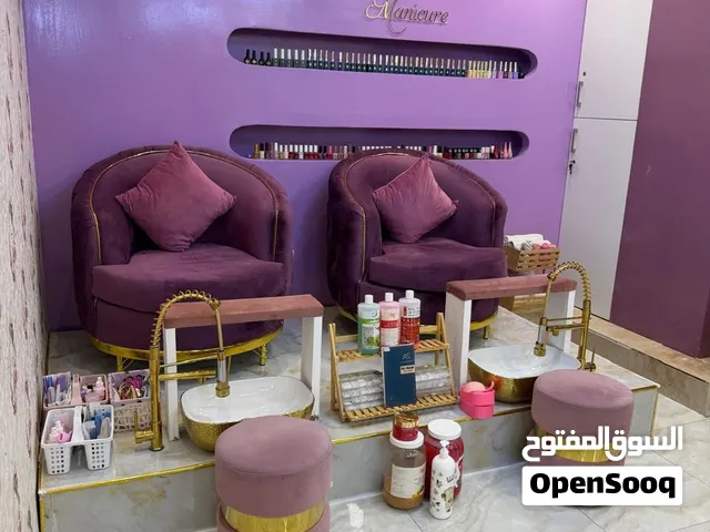 للبيع صالون نسائي كبير جاهز