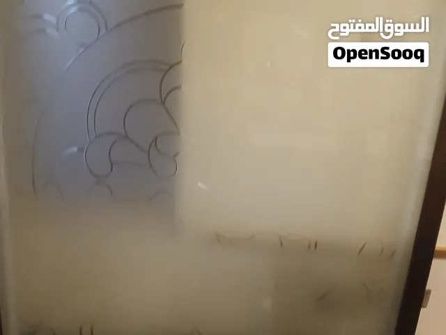 لوحه زجاجيه من الزجاج الفاخر وخشب زان تصلح لوحه اعلانات مع الاضاءه