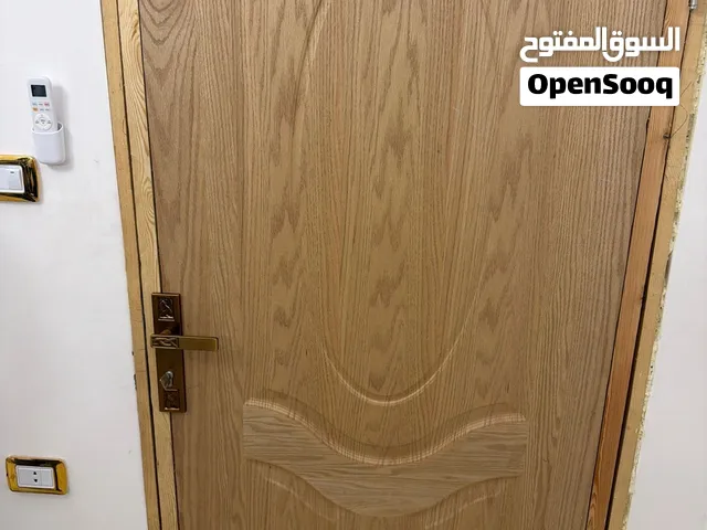 باب مستعمل مع القفل