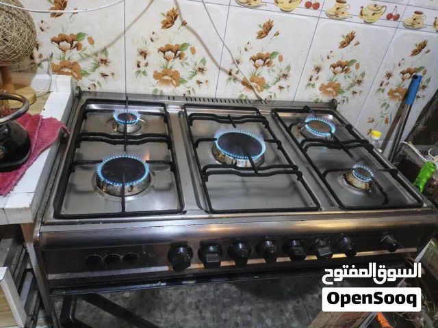 طباخ يونيفرسال 5 عيون لللبيع مستعمل بس كل العيون شغاله والفرن كذلك بس مشكلته باب الفرن ماتنطبك زين