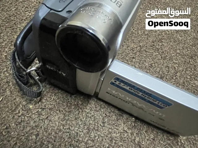 كاميرا سوني فيديو وصور الكميرا الصغيره لا يوجد شاحن الثنتين الكبيره فيها مشكله بالجرار